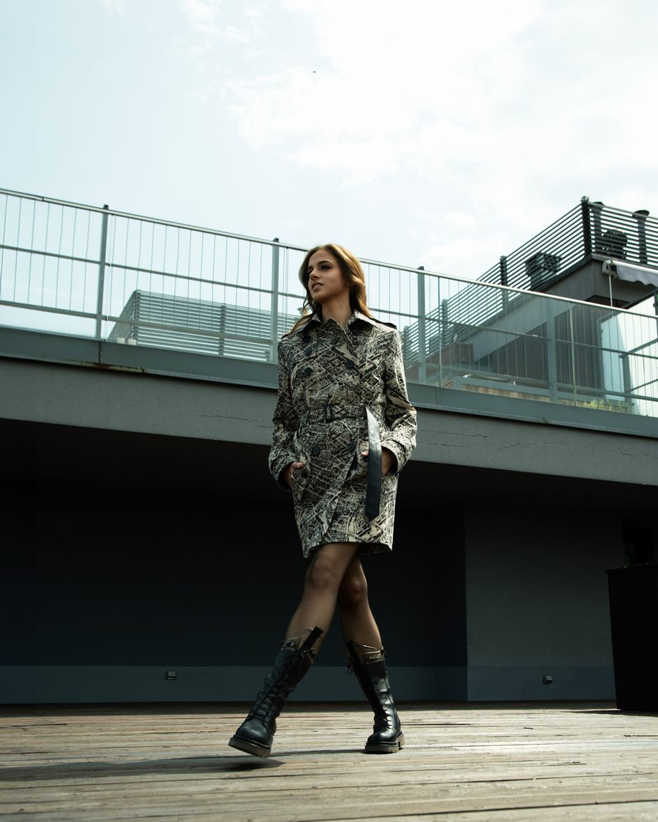 125013 BEIGE/BLACK CITY SHORT TRENCH COAT  - By Rieske image 3