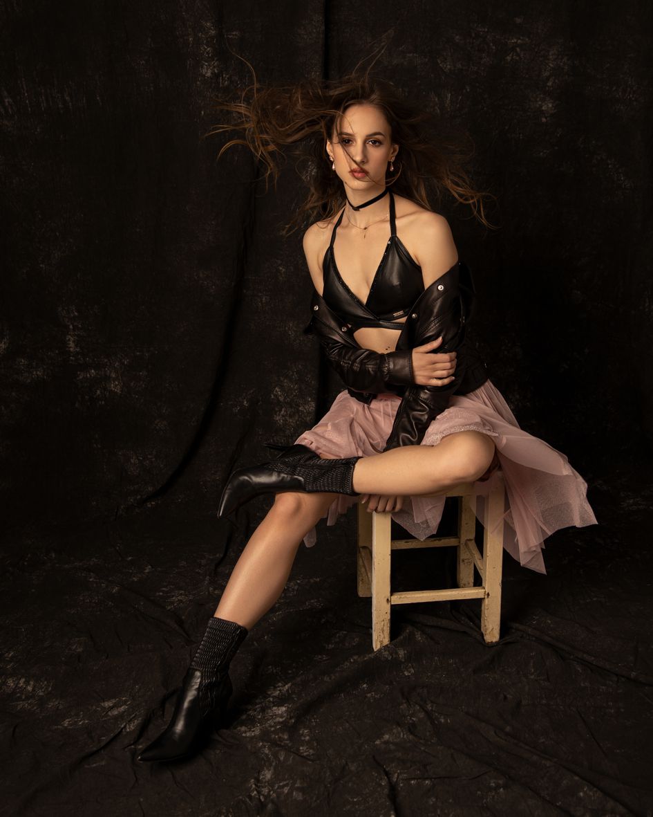 pink tulle and leather skirt, tulle skirt with leather yoke, skirt with yoke and Italian leather strap, skirt with yoke of natural leather and tulle, light pink skirt with natural  pink leather yoke, skirt polish brand, made in poland skirt